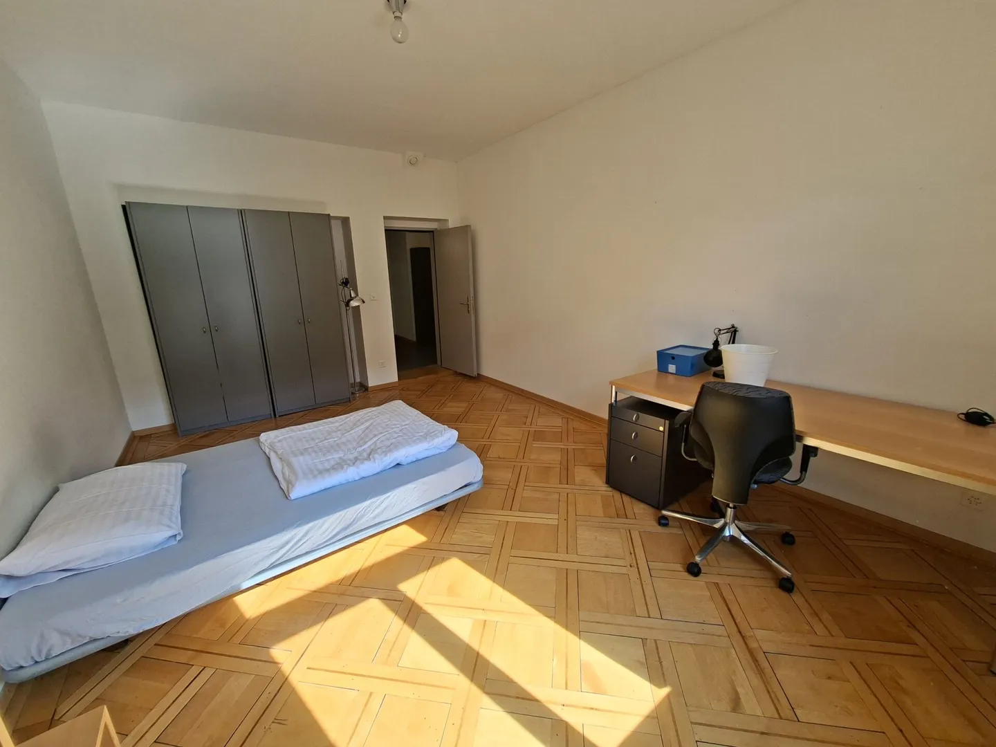 Chambre partagée meublée et lumineuse - centrale, moderne et tout compris, 1er étage chambre n° 2 - Photo 2 sur 6