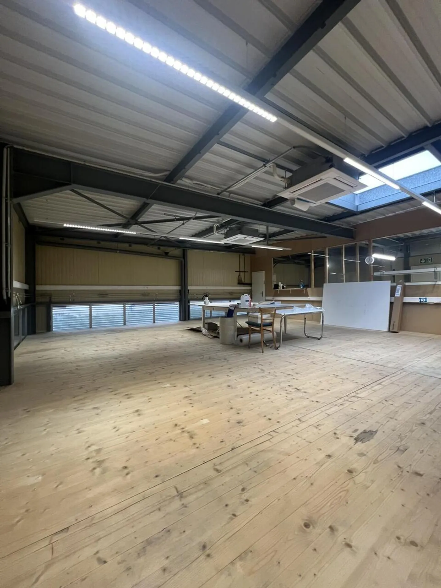 Gewerbefläche zur Miete in Hauterive - Ideal für Lagerung oder Werkstatt - Foto 1 von 8