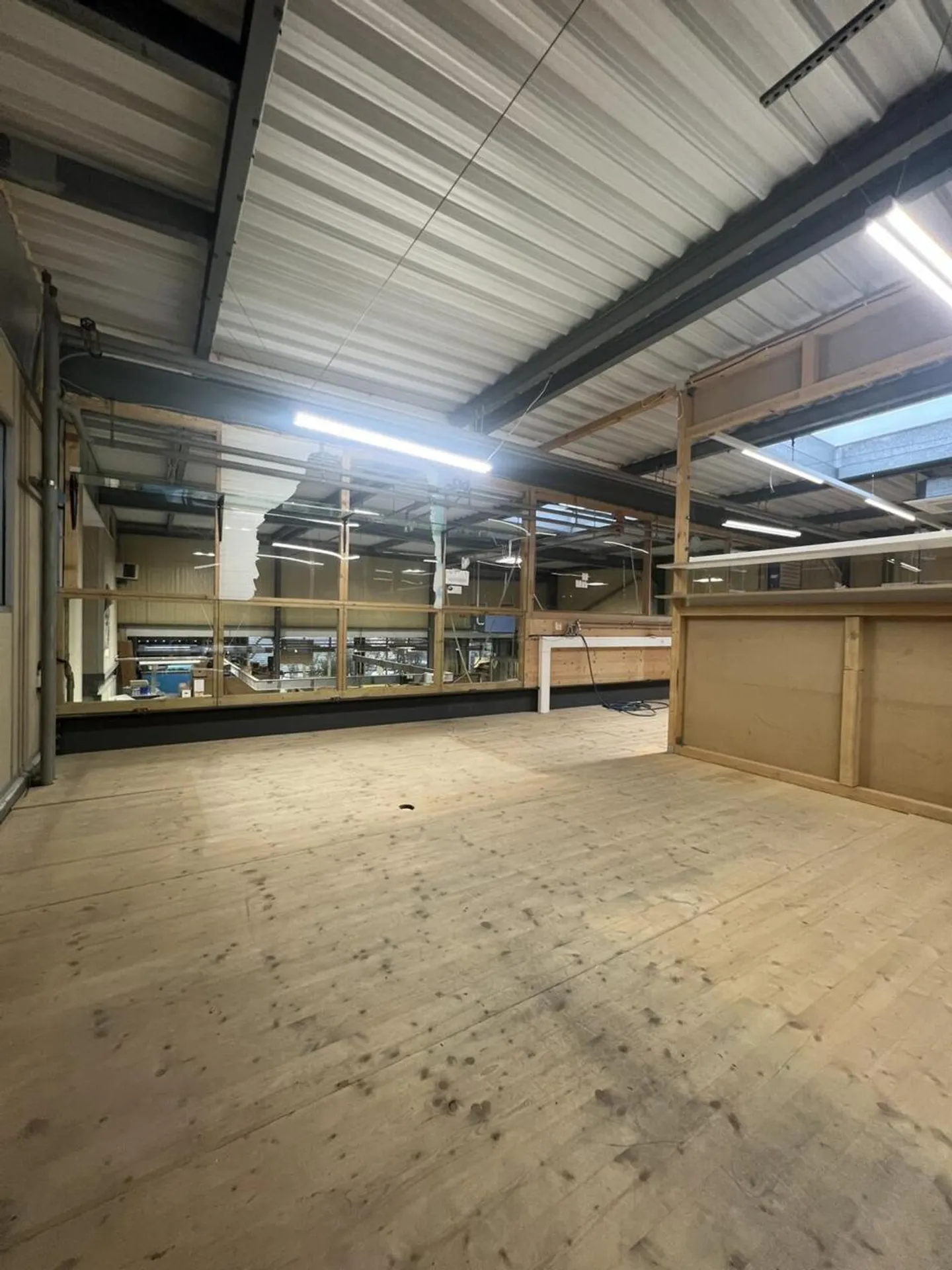 Gewerbefläche zur Miete in Hauterive - Ideal für Lagerung oder Werkstatt - Foto 6 von 8