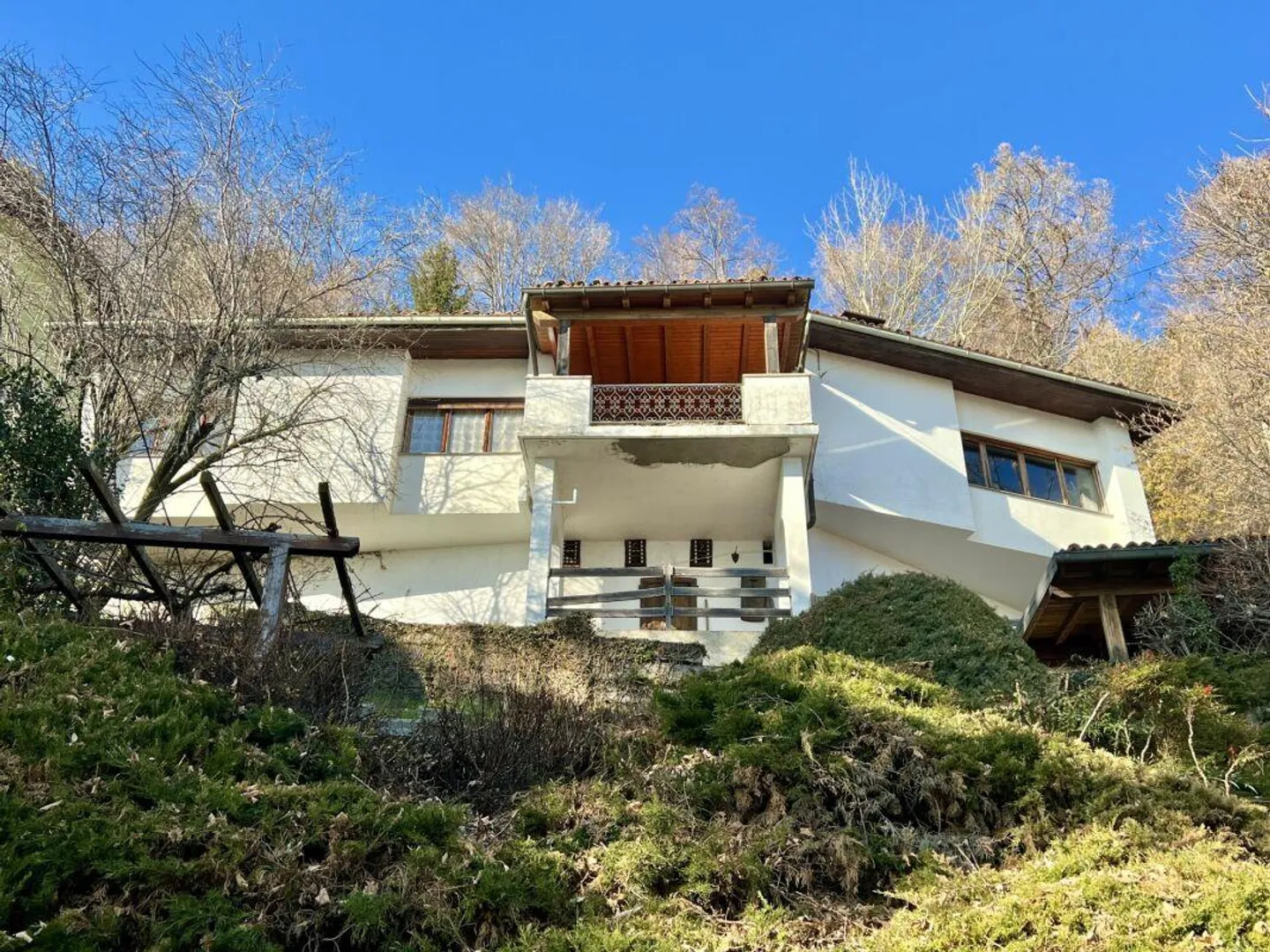 Casa unifamiliare da ristrutturare in una posizione tranquilla e isolata - Foto 1 di 12