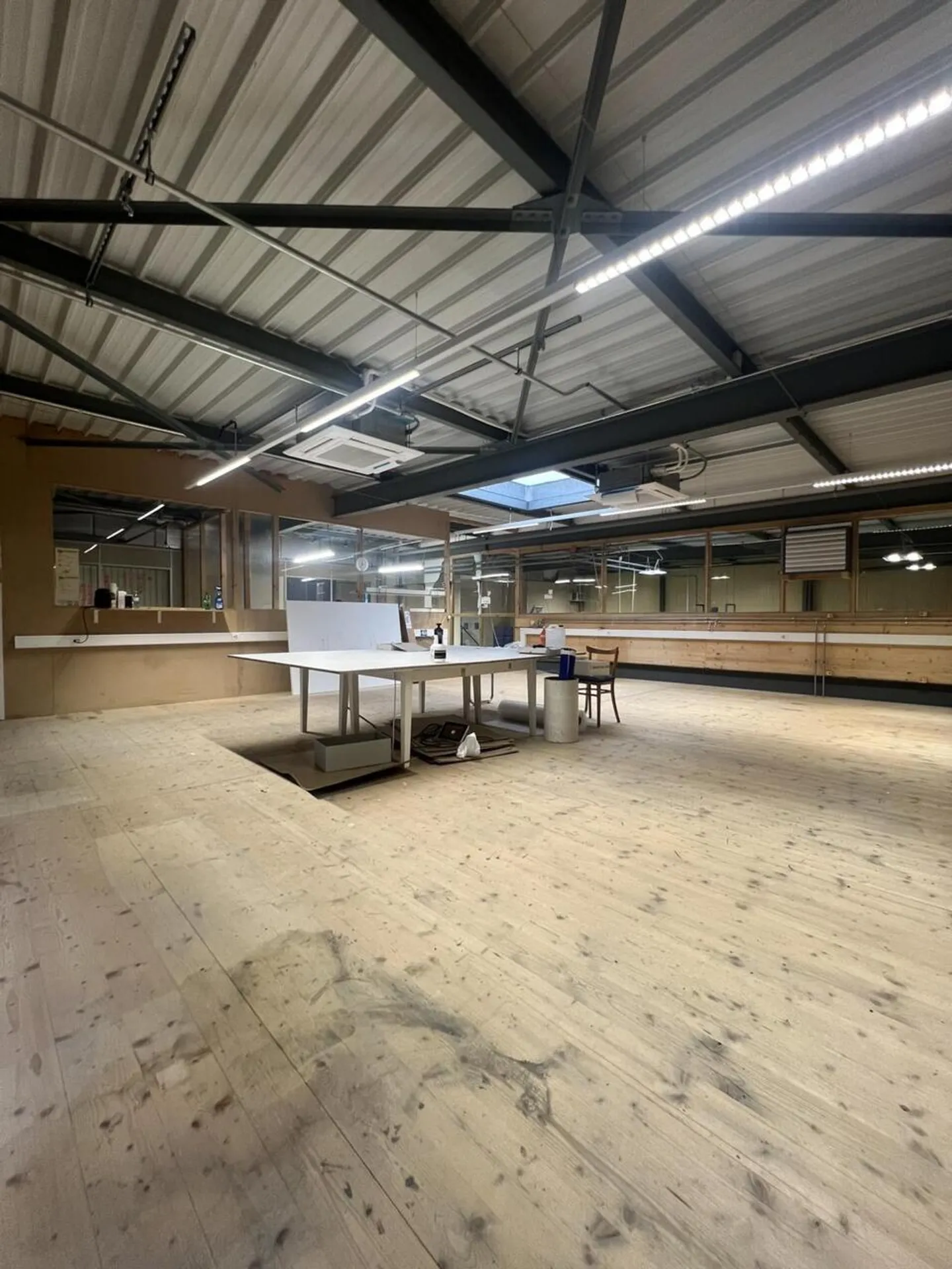 Gewerbefläche zur Miete in Hauterive - Ideal für Lagerung oder Werkstatt - Foto 4 von 8