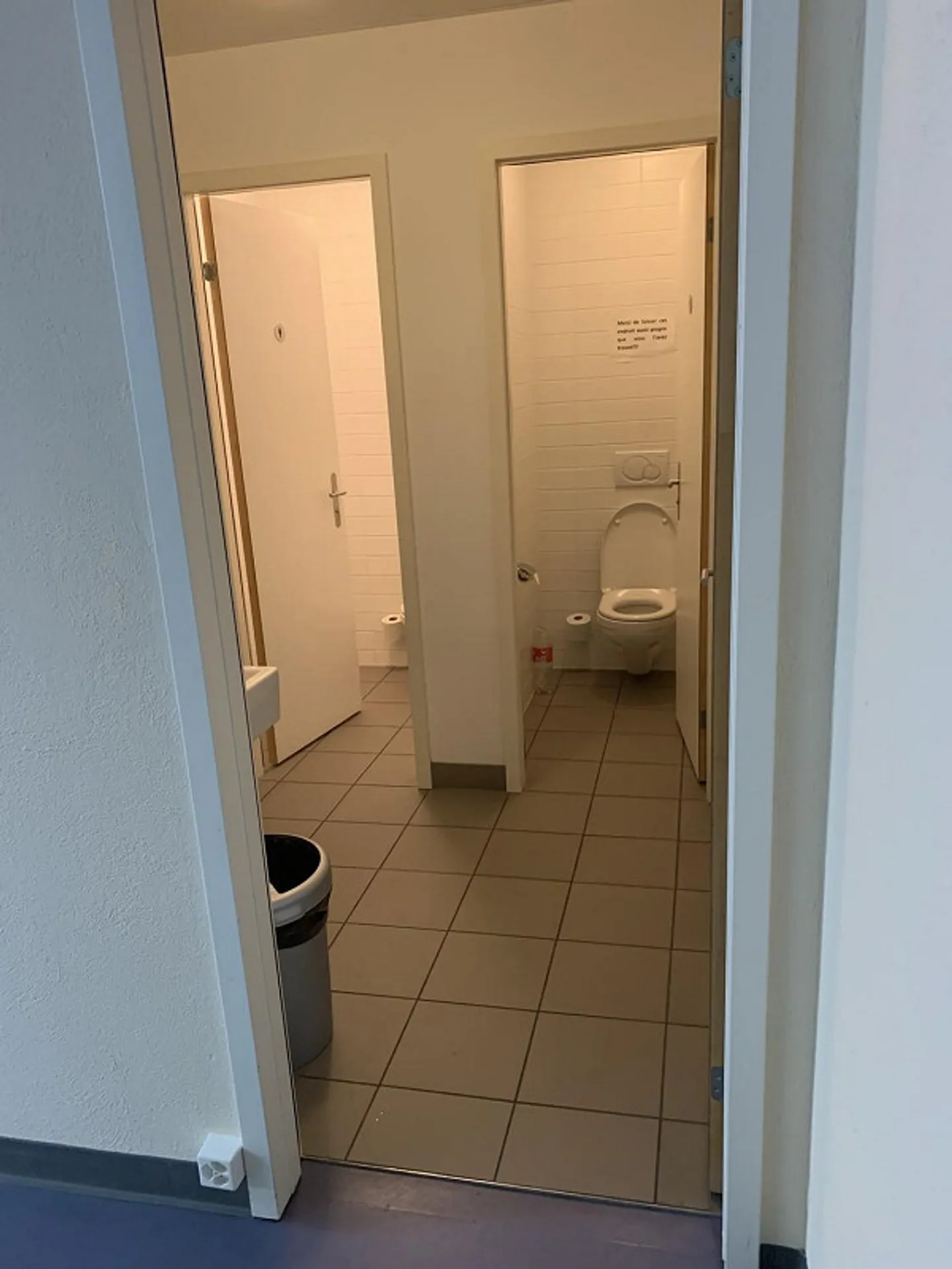 La Tour-de-Peilz, nell'edificio che ospita la Posta - uffici al piano terra - Foto 9 di 9