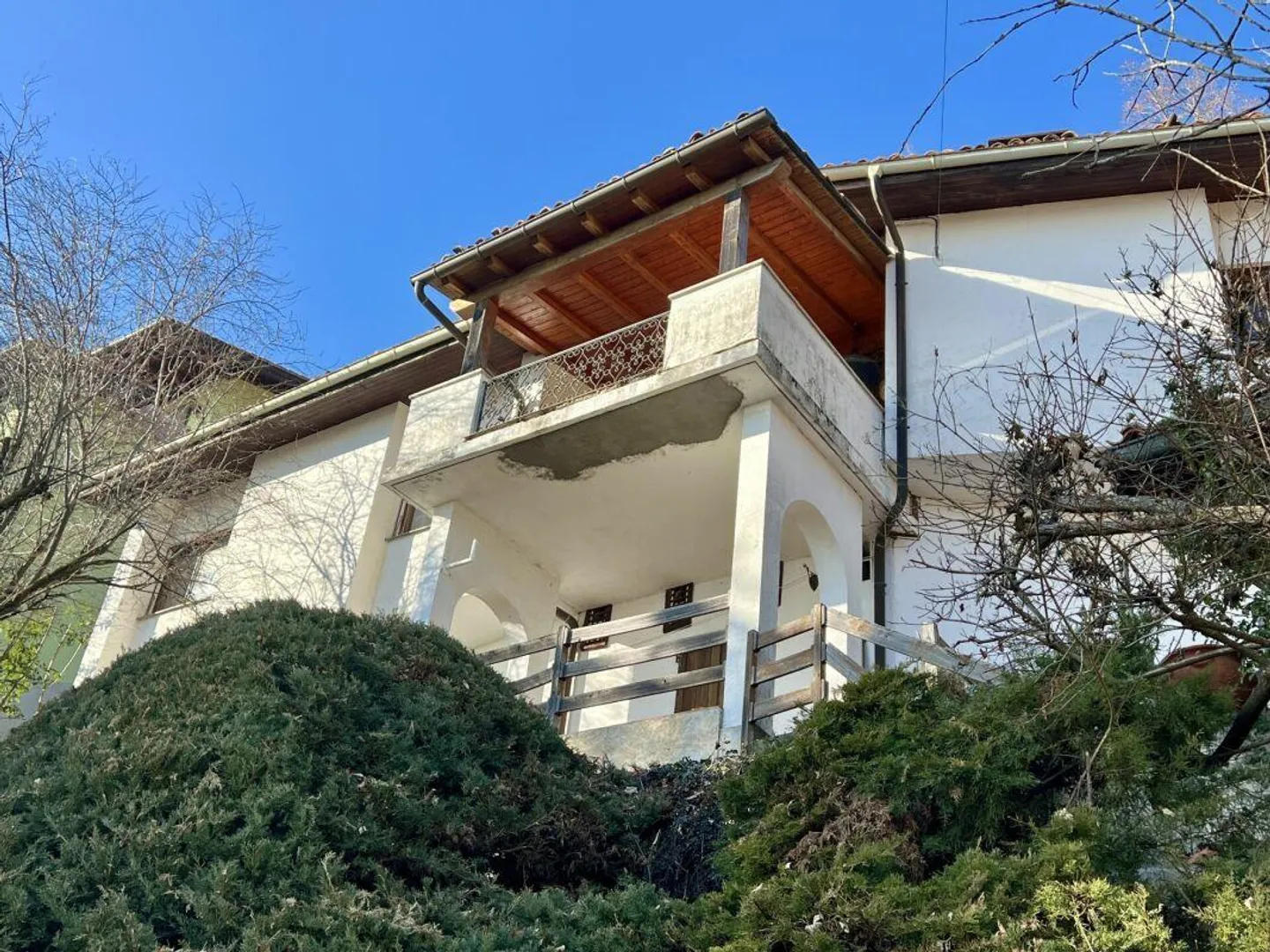 Casa unifamiliare da ristrutturare in una posizione tranquilla e isolata - Foto 2 di 12