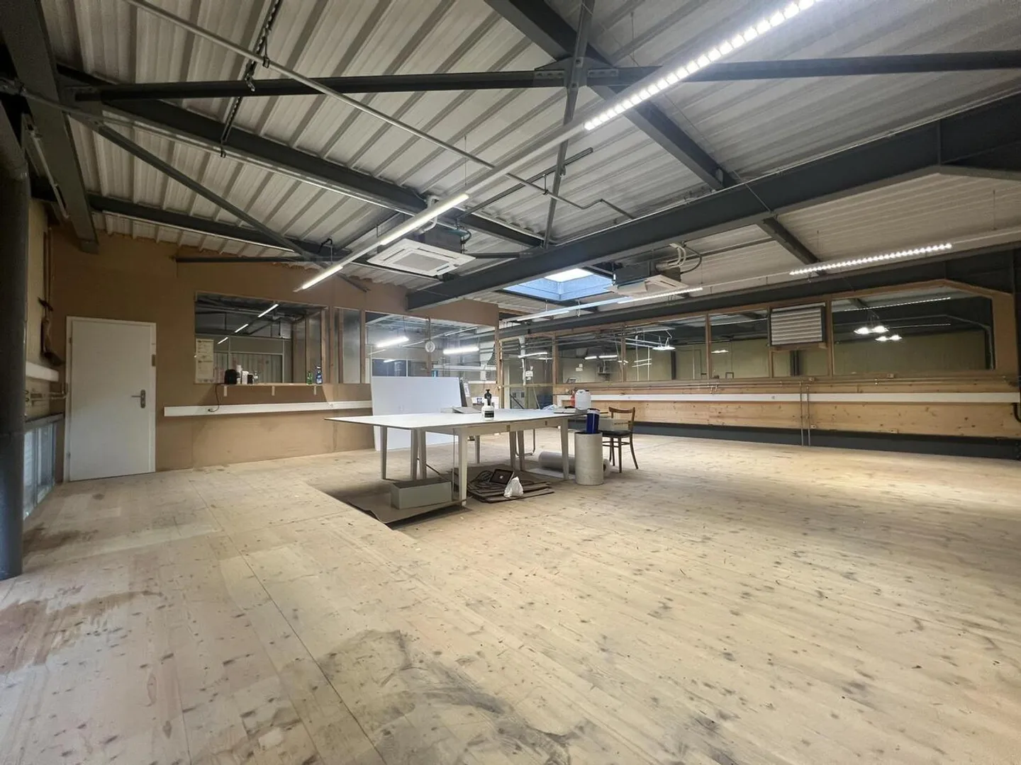 Gewerbefläche zur Miete in Hauterive - Ideal für Lagerung oder Werkstatt - Foto 2 von 8