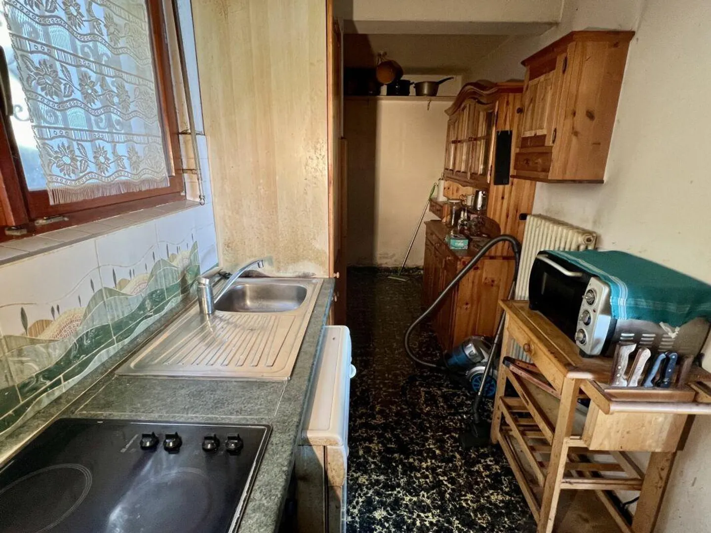 Casa unifamiliare da ristrutturare in una posizione tranquilla e isolata - Foto 6 di 12
