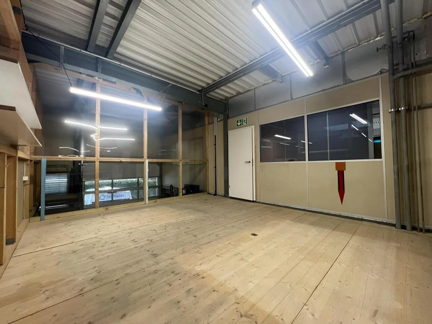 Gewerbefläche zur Miete in Hauterive - Ideal für Lagerung oder Werkstatt - Foto 7 von 8