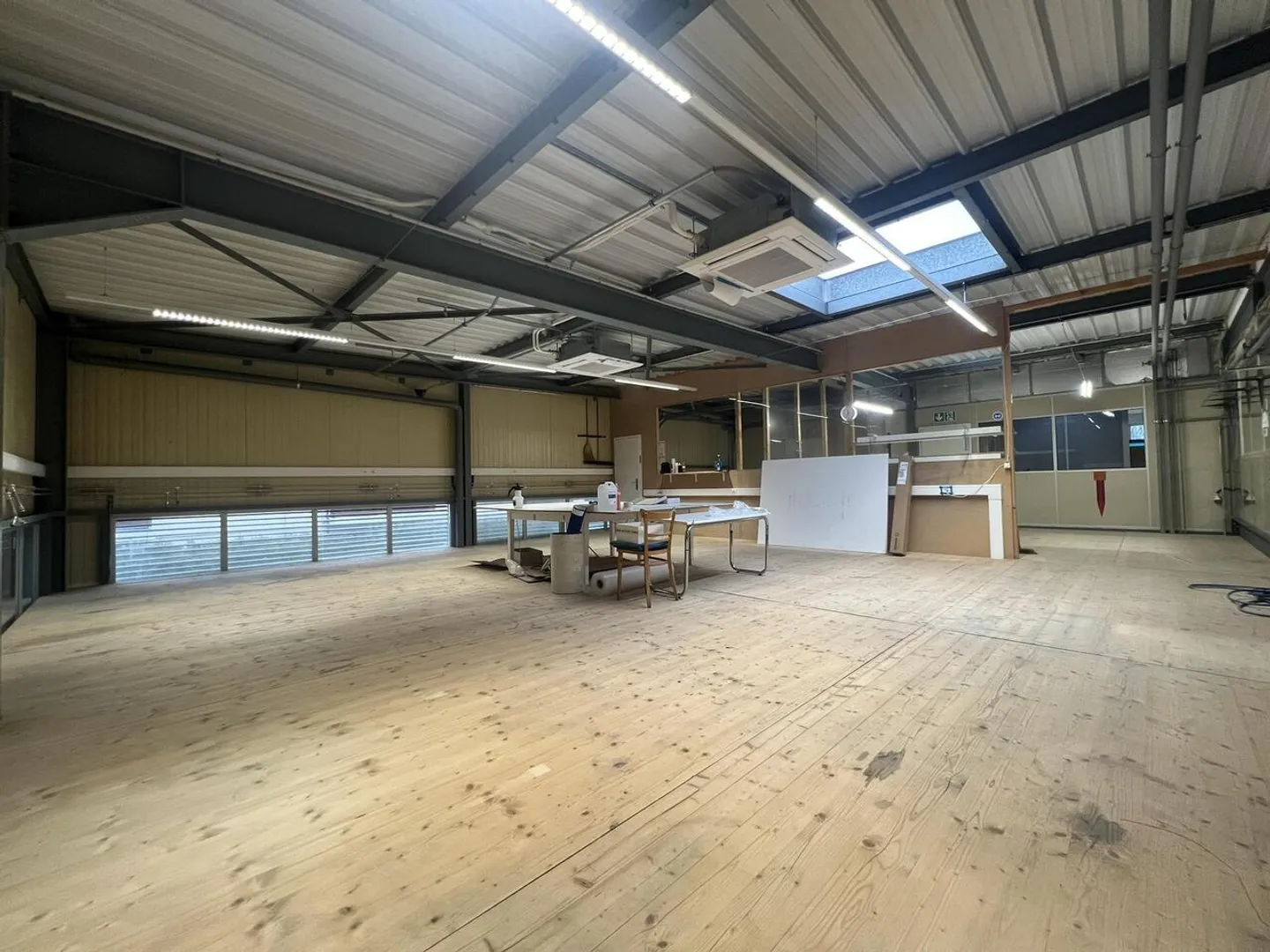 Gewerbefläche zur Miete in Hauterive - Ideal für Lagerung oder Werkstatt - Foto 3 von 8