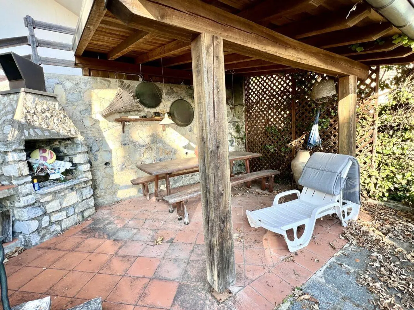 Casa unifamiliare da ristrutturare in una posizione tranquilla e isolata - Foto 12 di 12