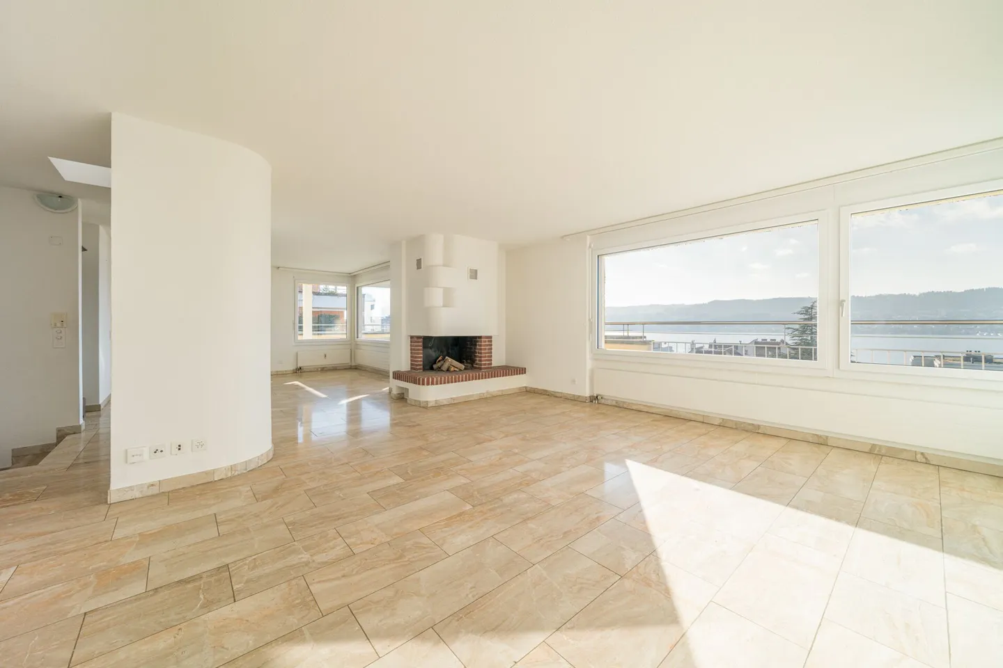 Esclusivo appartamento attico di 5½ locali con terrazza sul tetto di 95 m² e vista lago - Foto 2 di 7