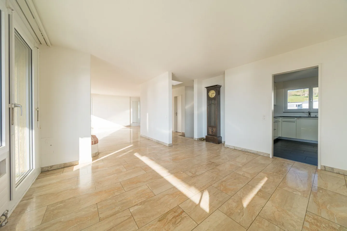 Esclusivo appartamento attico di 5½ locali con terrazza sul tetto di 95 m² e vista lago - Foto 3 di 7