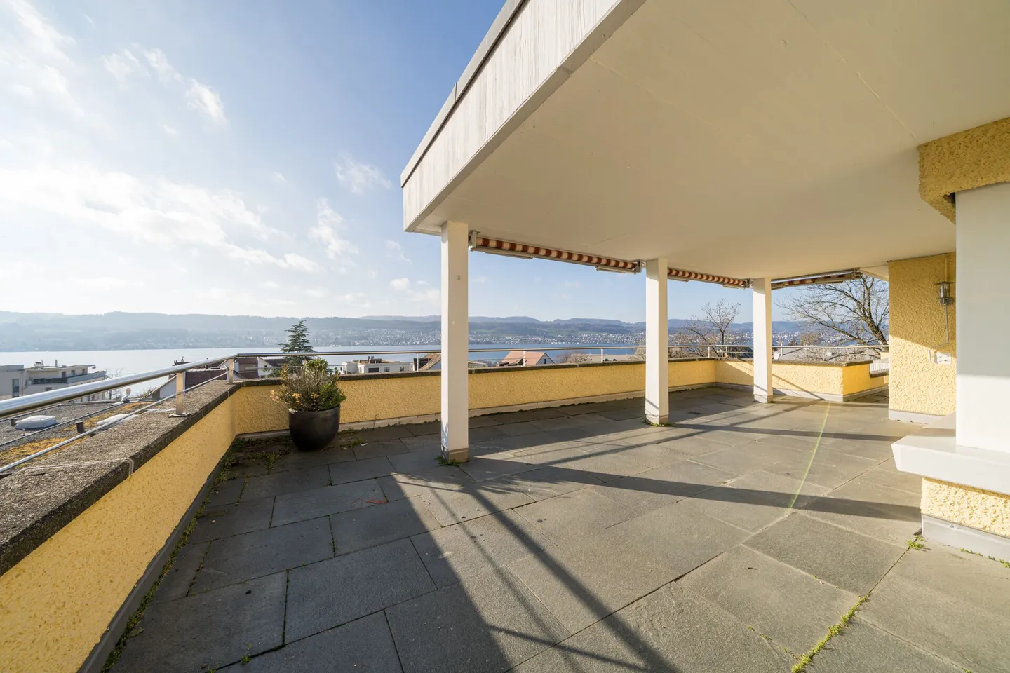Esclusivo appartamento attico di 5½ locali con terrazza sul tetto di 95 m² e vista lago - Foto 1 di 7