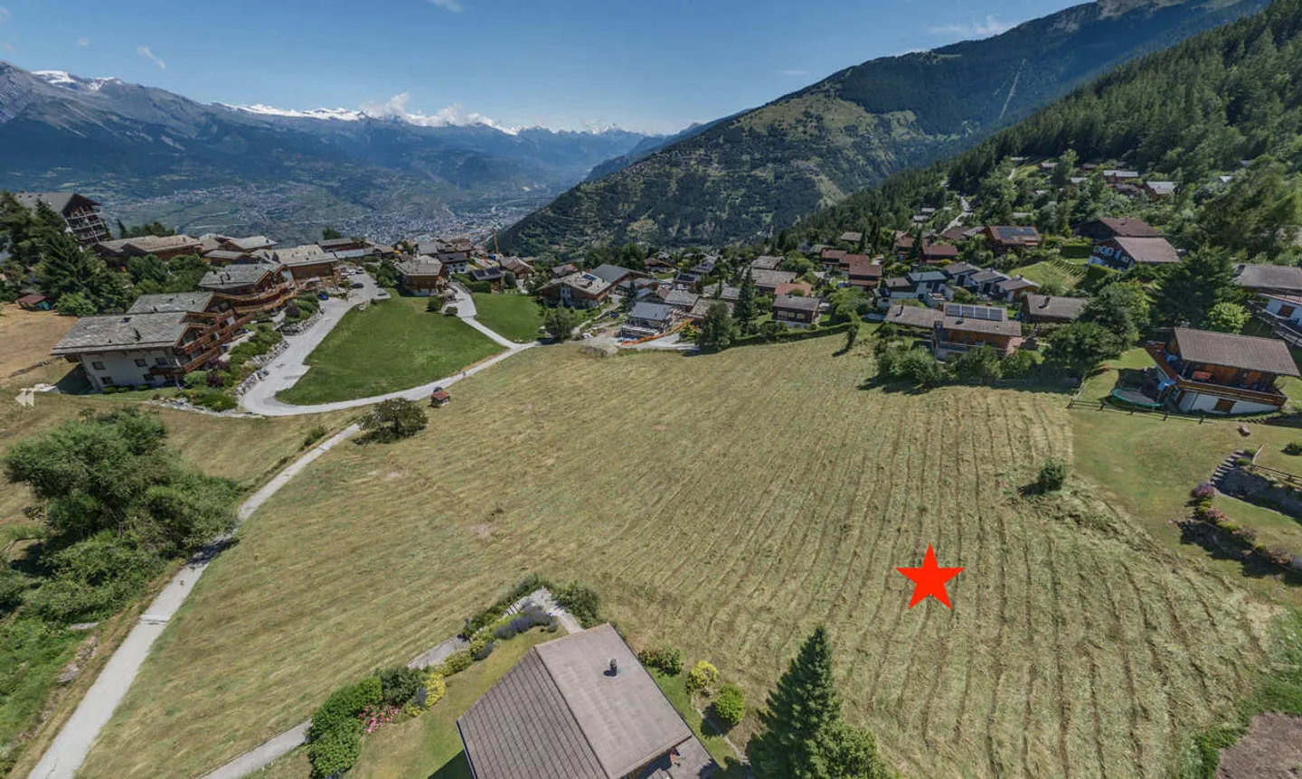 Large serviced land very close to the station center with a magnificent view - Photo 2 of 8