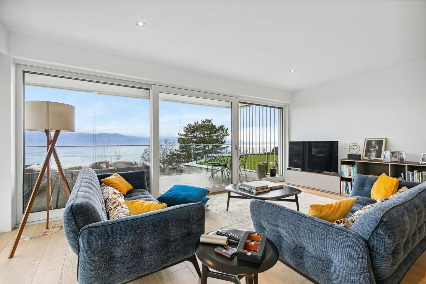 Modern high-end apartment in the heights of Lutry - Photo 2 of 15