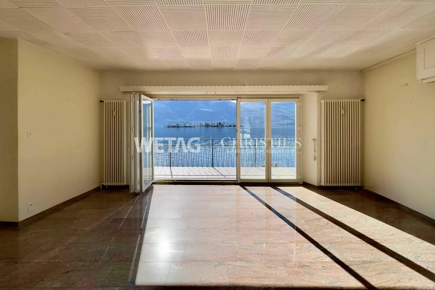 Porto Ronco: Property in need of renovation with breathtaking... - Photo 2 of 13