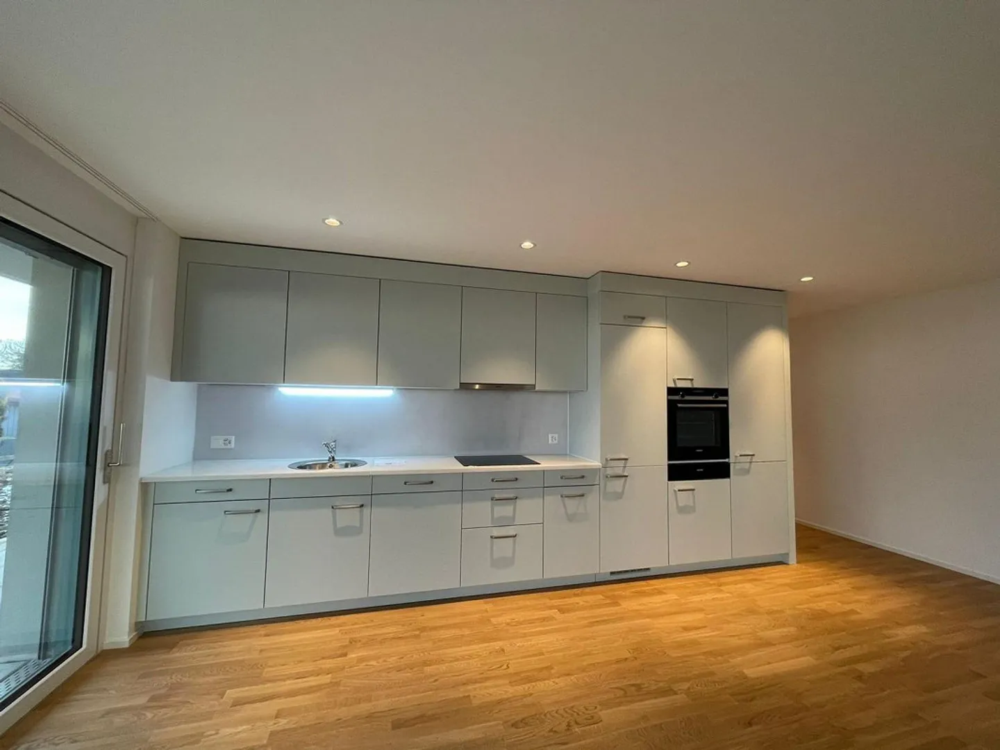 Moderne 3.5-Zimmer-Wohnung mit sonnigem Balkon und moderner Ausstattung - Foto 2 von 7