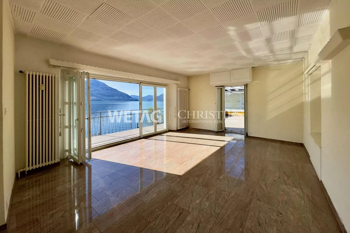 Porto Ronco: Property in need of renovation with breathtaking... - Photo 4 of 13