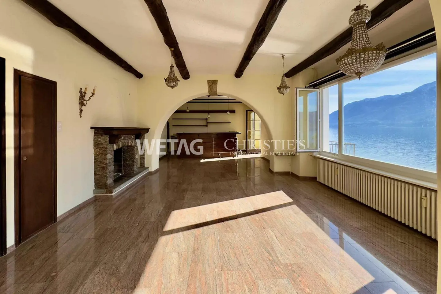 Porto Ronco: Property in need of renovation with breathtaking... - Photo 9 of 13