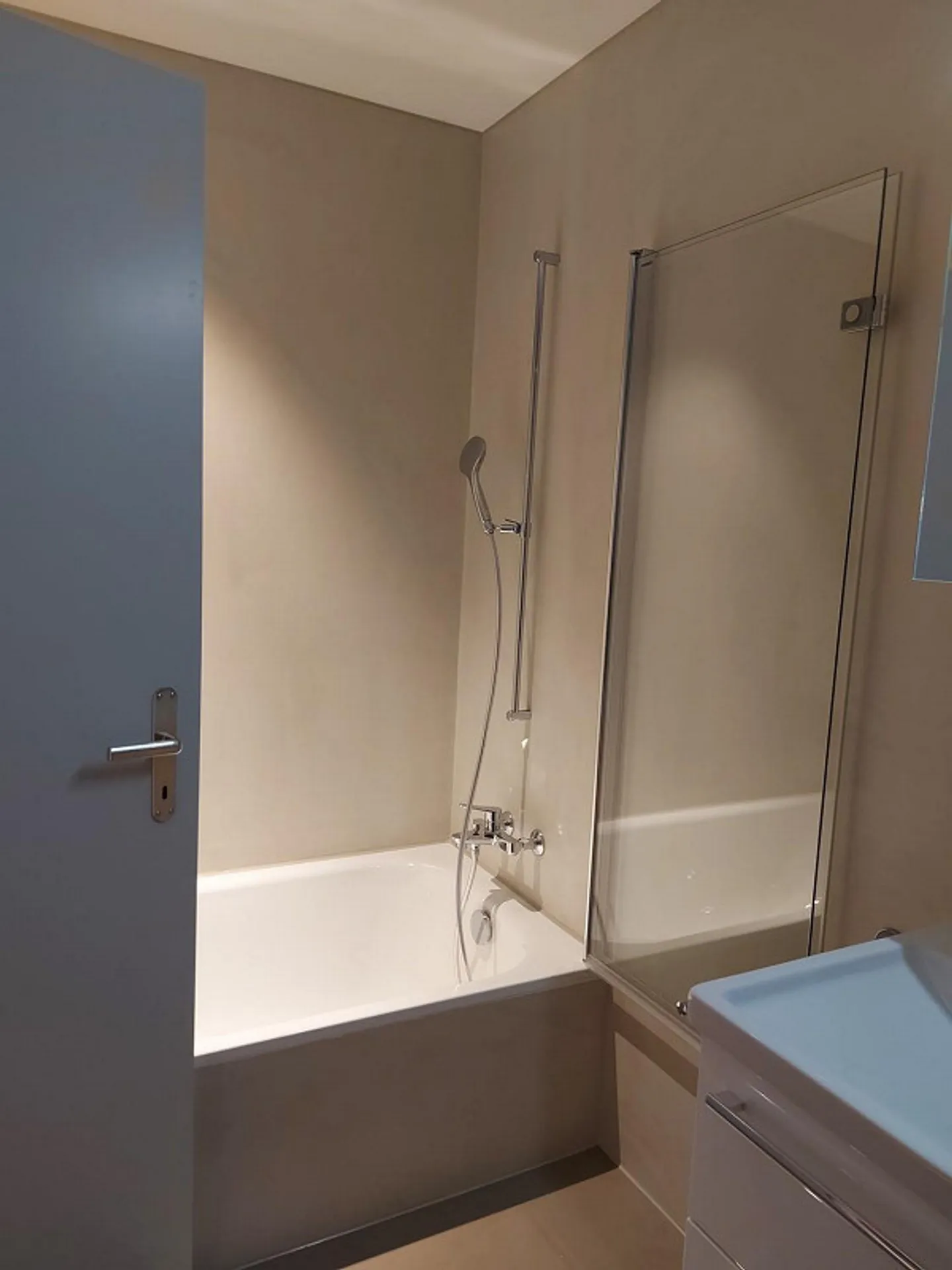 Moderne 3.5-Zimmer-Wohnung mit sonnigem Balkon und moderner Ausstattung - Foto 7 von 7