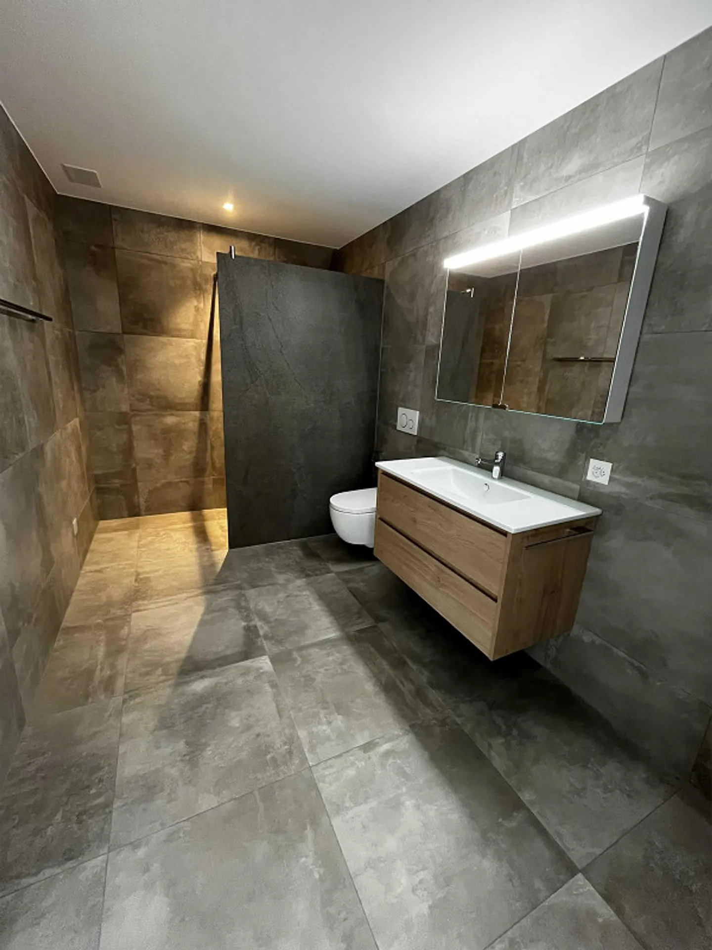 LOCATION : Appartement 3,5 pièces (1er étage sud) 102m2 avec terrasse - Photo 2 sur 6