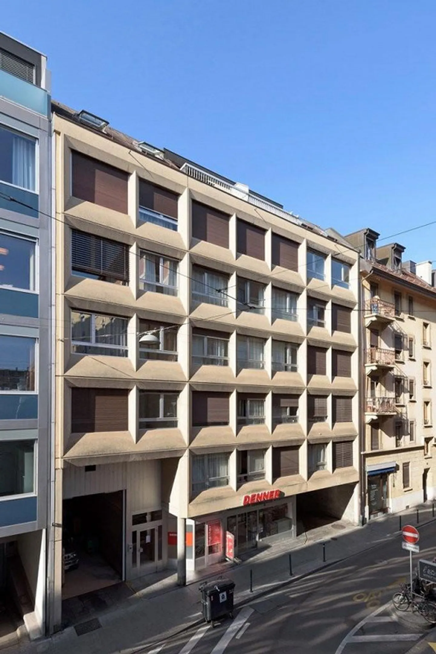 Place de parc intérieure à Eaux-Vives - Photo 1 sur 1