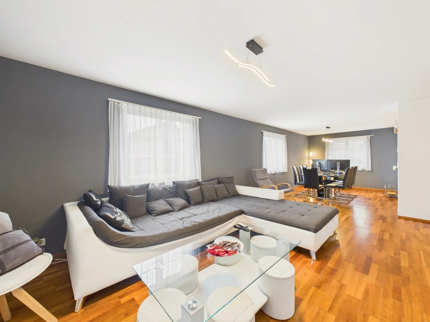 Bright 4.5-room apartment with 2 balconies in Bachenbülach - Photo 2 of 8