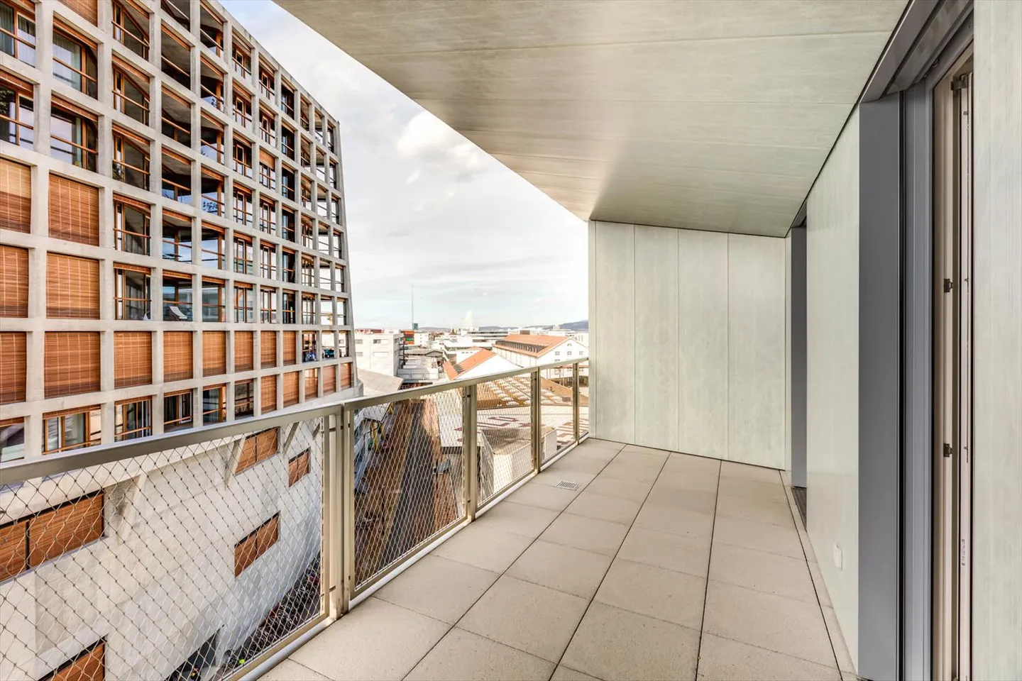 Exclusive living in an excellent location - Photo 3 of 6