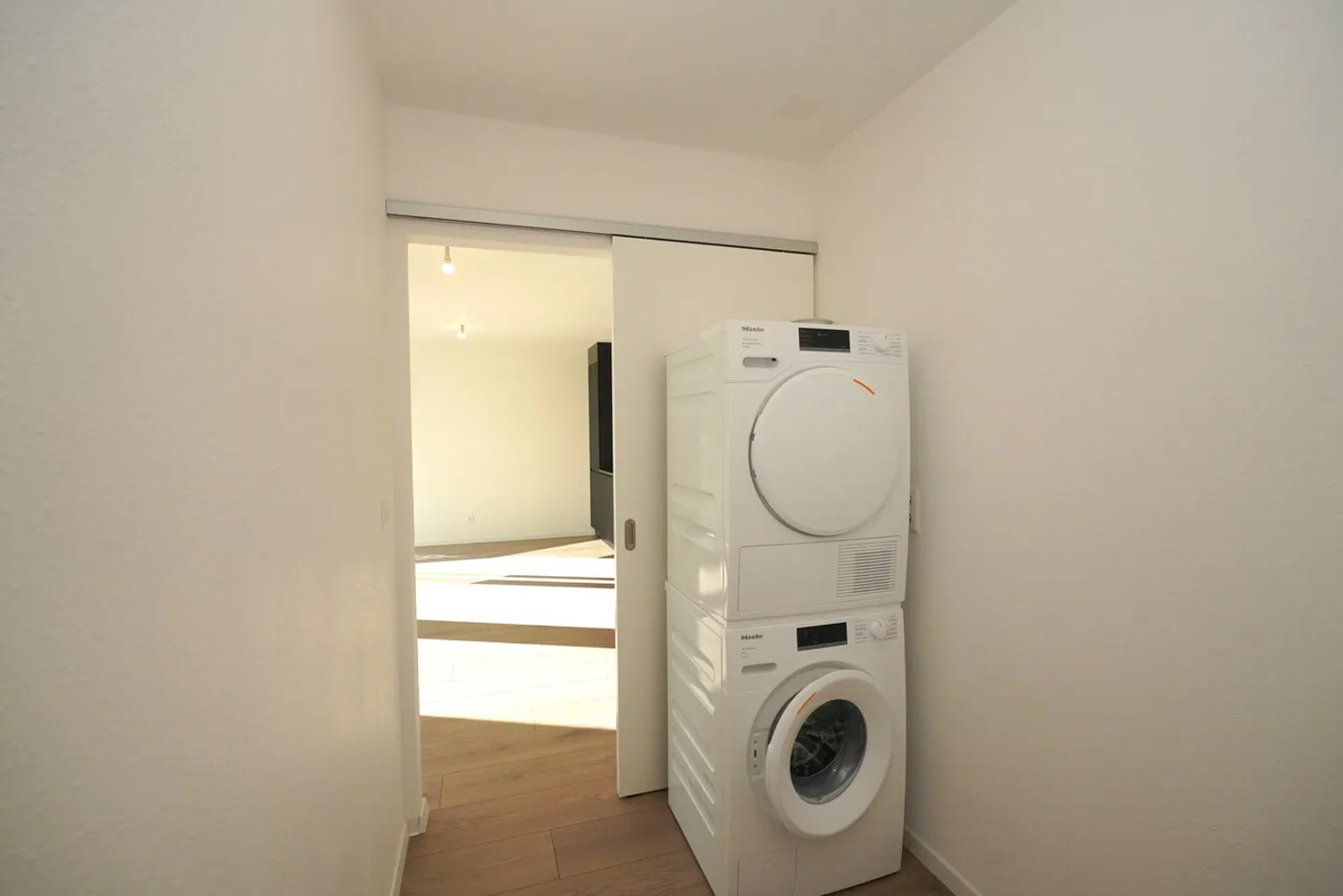 NUOVO APPARTAMENTO 2.5 STANZE AL 3° PIANO A SIERRE - Foto 10 di 13