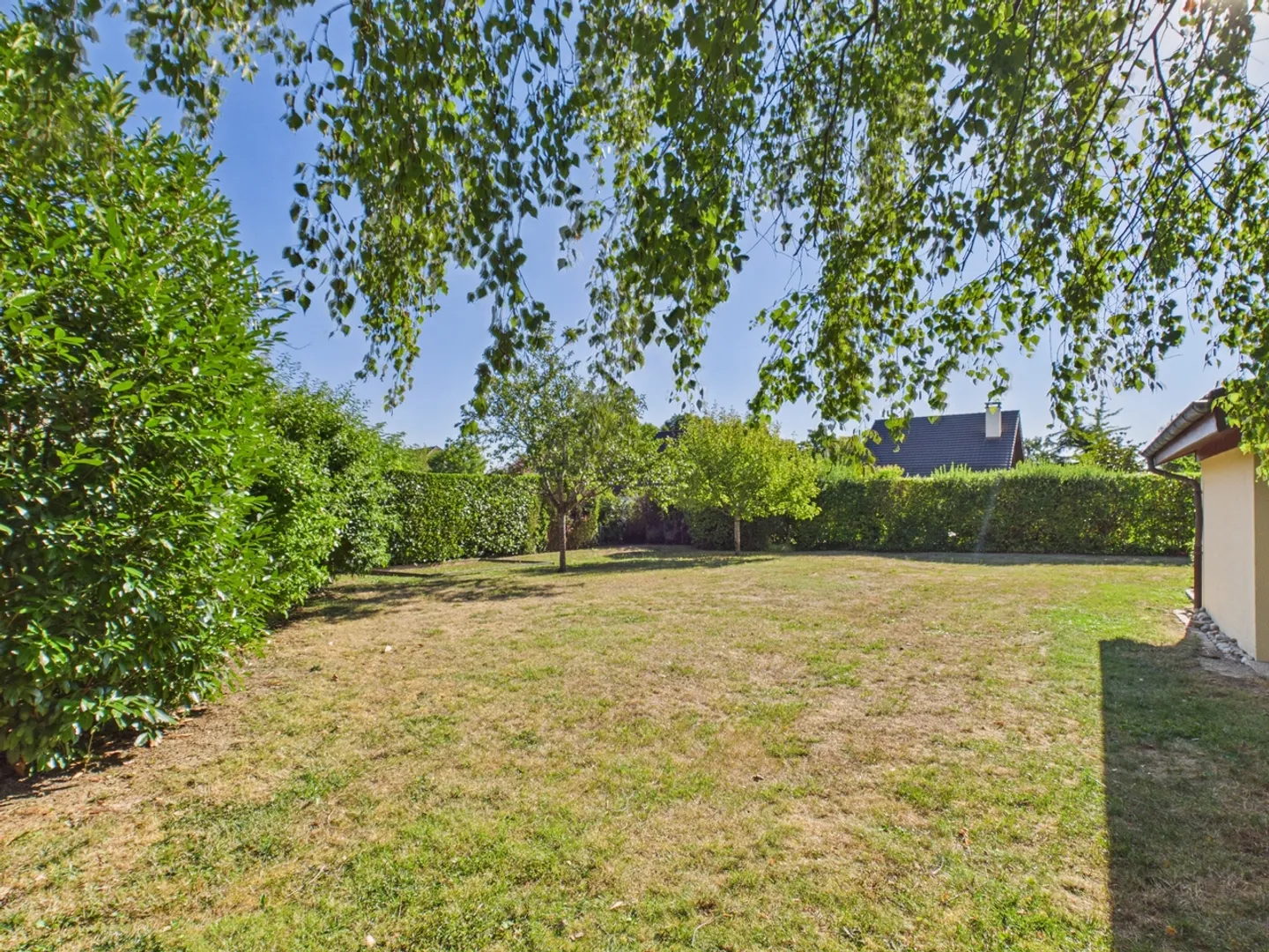 Belle villa avec grand jardin - Photo 2 sur 5