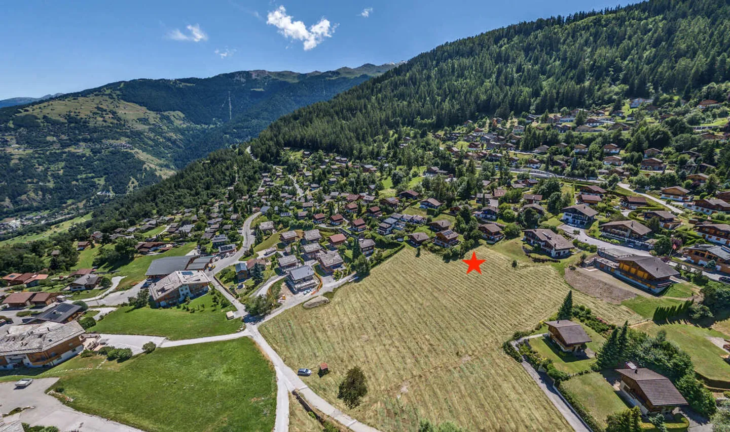 Großes erschlossenes Grundstück in der Nähe des Resortzentrums mit herrlichem Blick - Foto 1 von 8