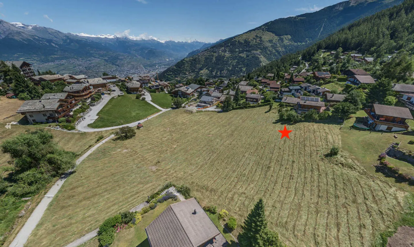 Großes erschlossenes Grundstück in der Nähe des Resortzentrums mit herrlichem Blick - Foto 3 von 8
