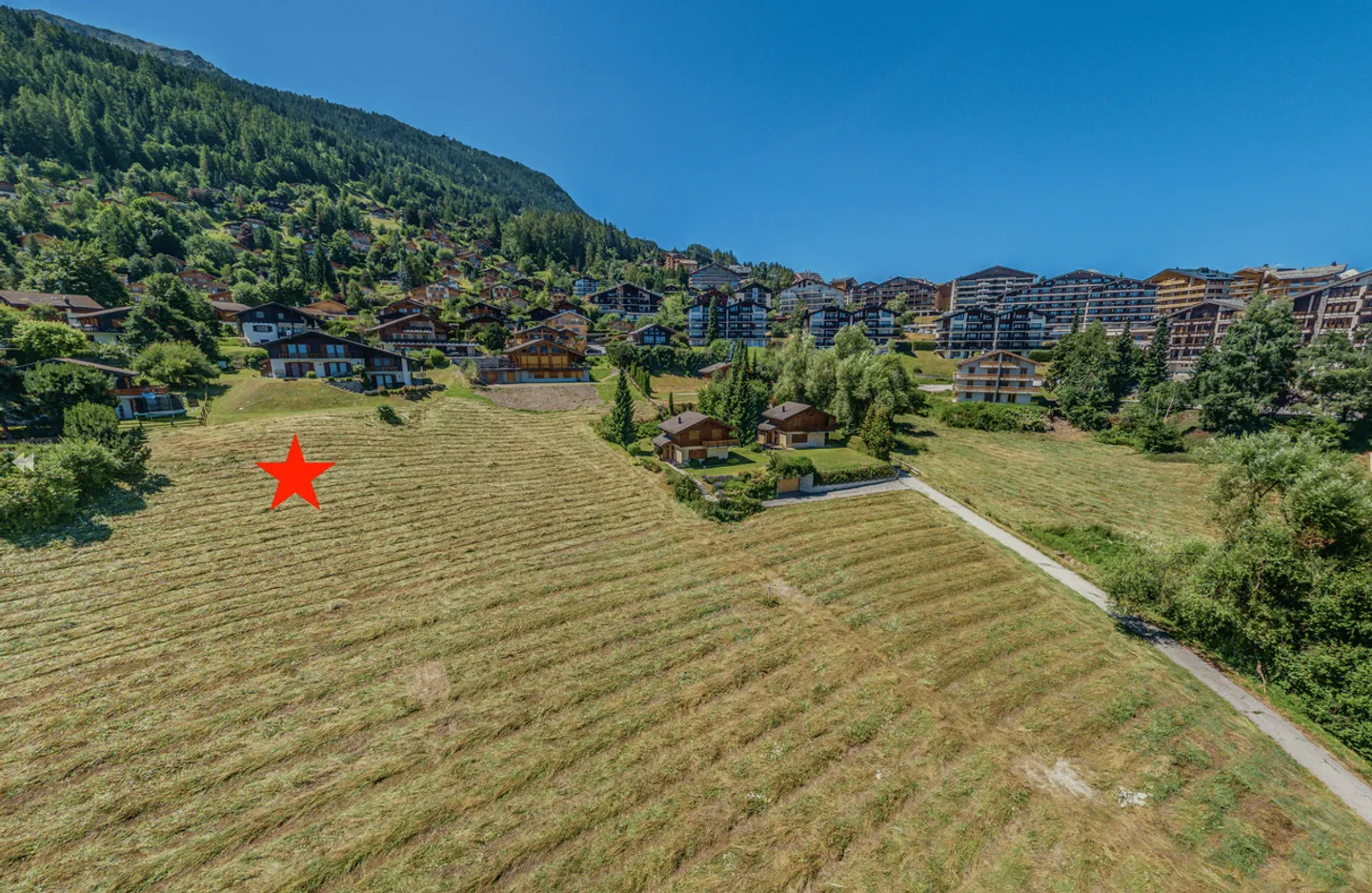 Großes erschlossenes Grundstück in der Nähe des Resortzentrums mit herrlichem Blick - Foto 5 von 8