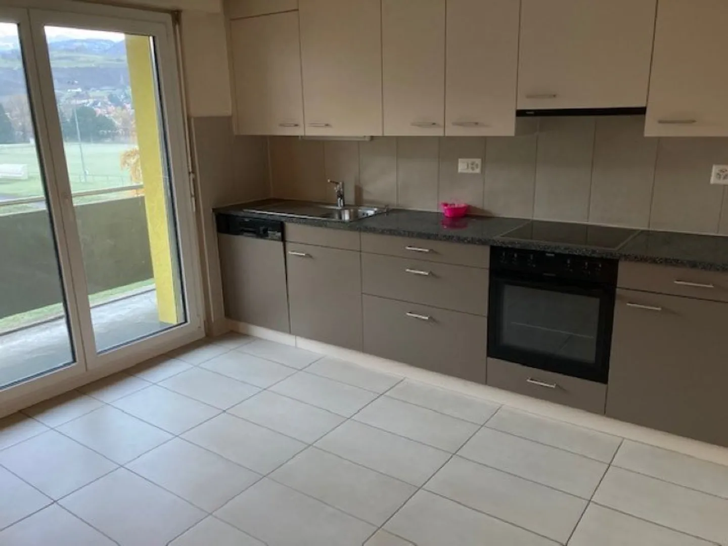 3.5 Room Apartment - Photo 3 of 8