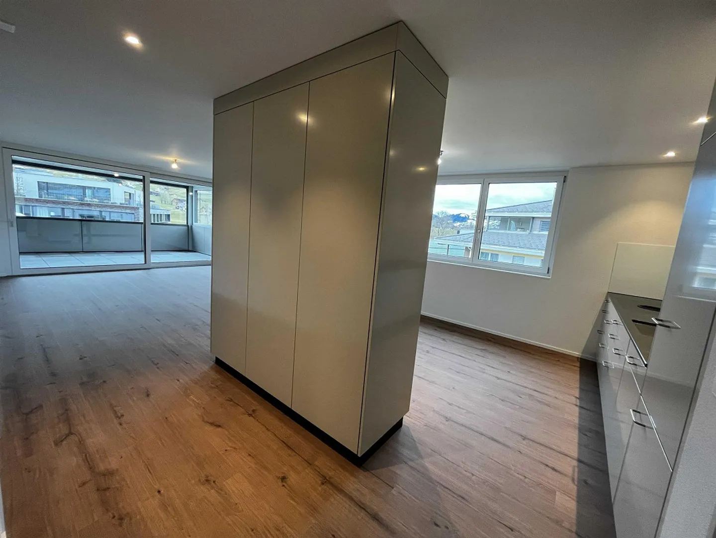 PREMIÈRE LOCATION : Appartement 3,5 pièces (1er étage Ouest) 88m2 avec loggia - Photo 3 sur 9