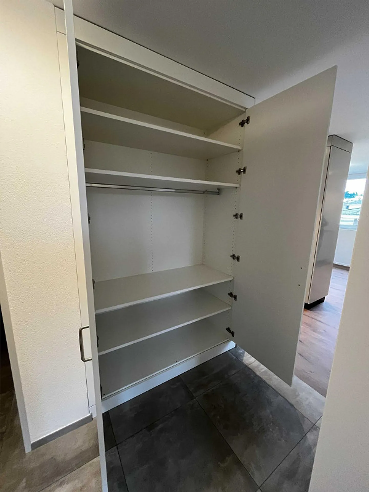 PREMIÈRE LOCATION : Appartement 3,5 pièces (1er étage Ouest) 88m2 avec loggia - Photo 6 sur 9