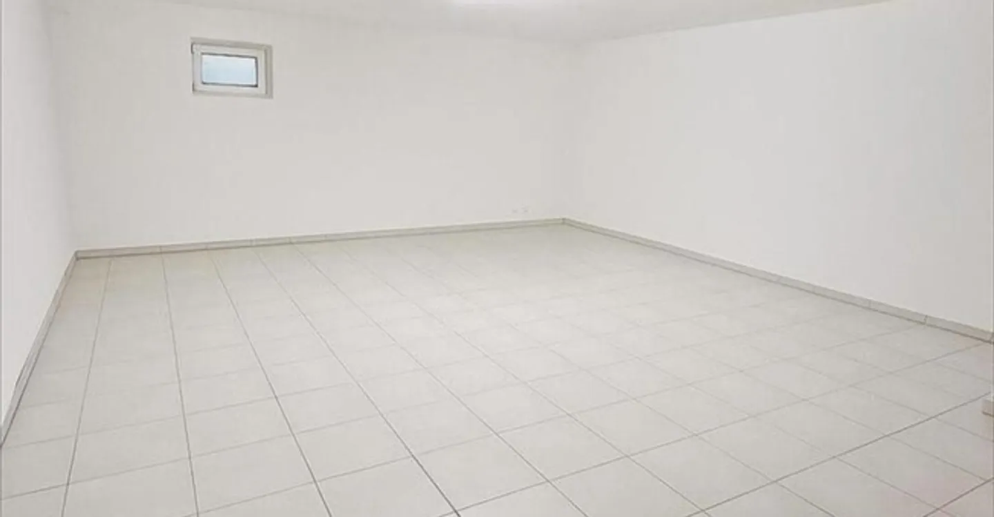 Edificio ad uso misto in affitto - Foto 2 di 2
