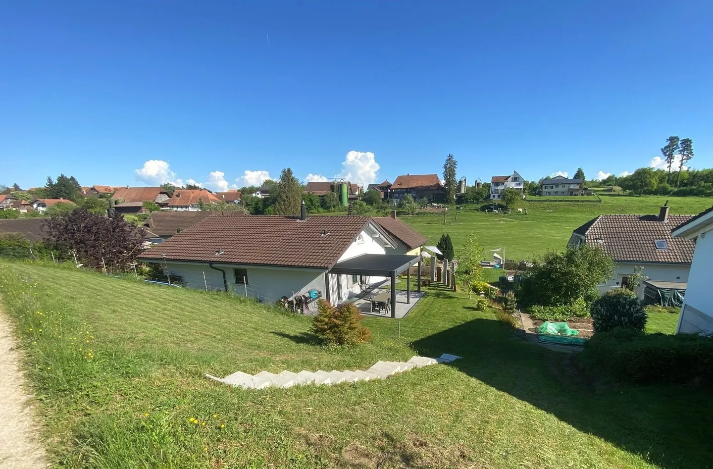 Magnifique maison individuelle rénovée de 6,5 pièces à Walperswil dans un endroit calme. - Photo 8 sur 38