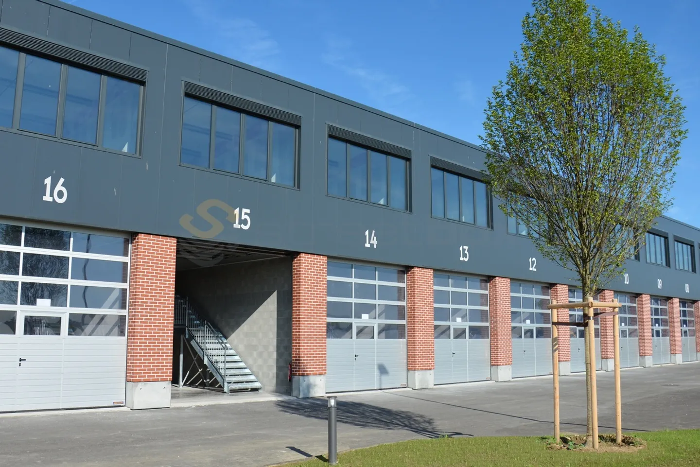 Street corner box of 100 m2 very well located! Box n°23 - Photo 1 of 4