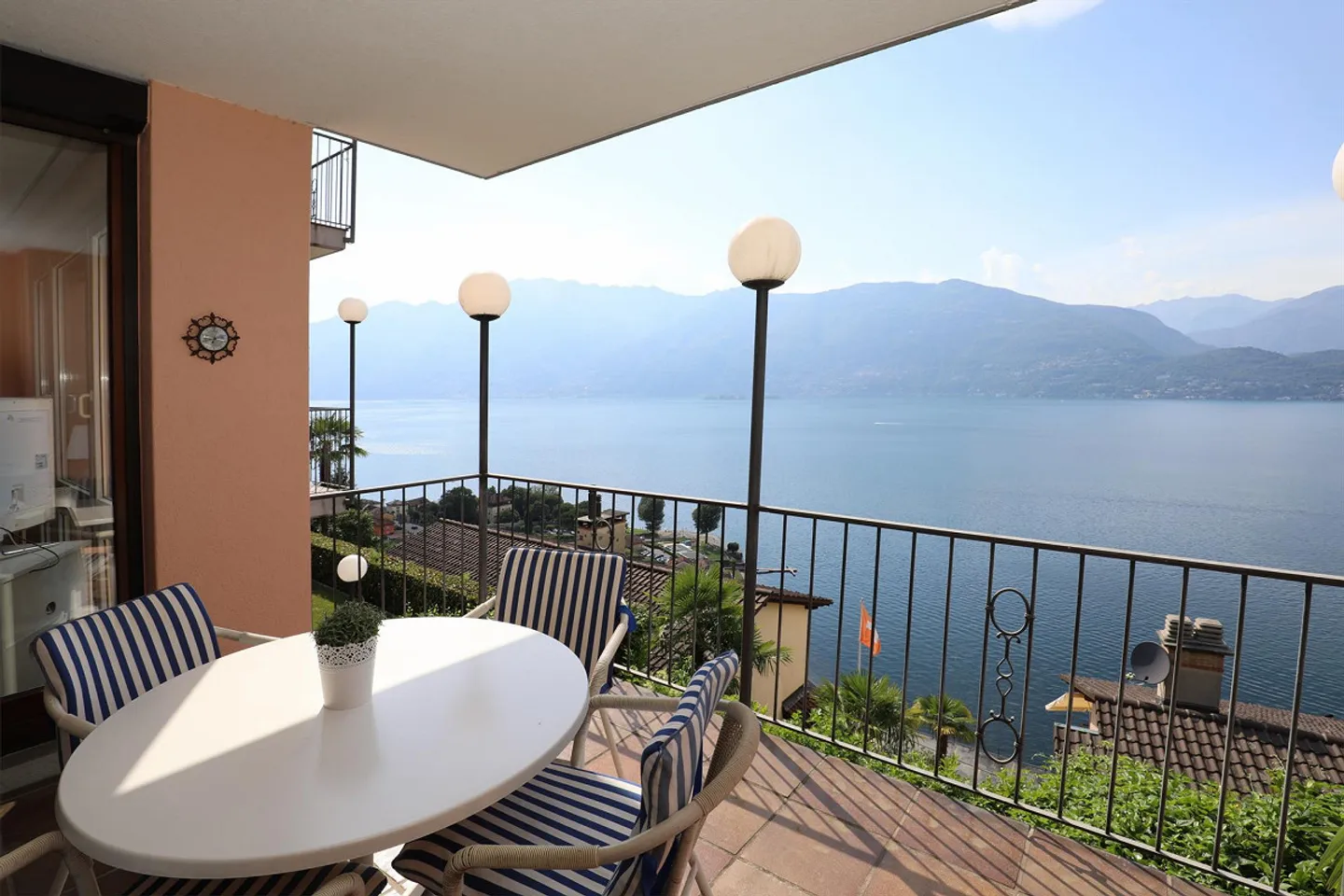 2-room condominium with magnificent views of Lake Maggiore - Photo 1 of 23