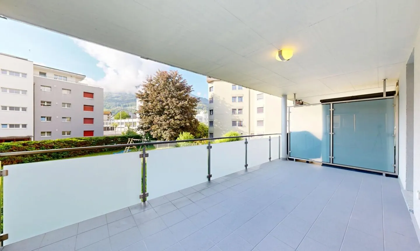 Exclusive: bright apartment with large balcony-terrace - Photo 4 of 11