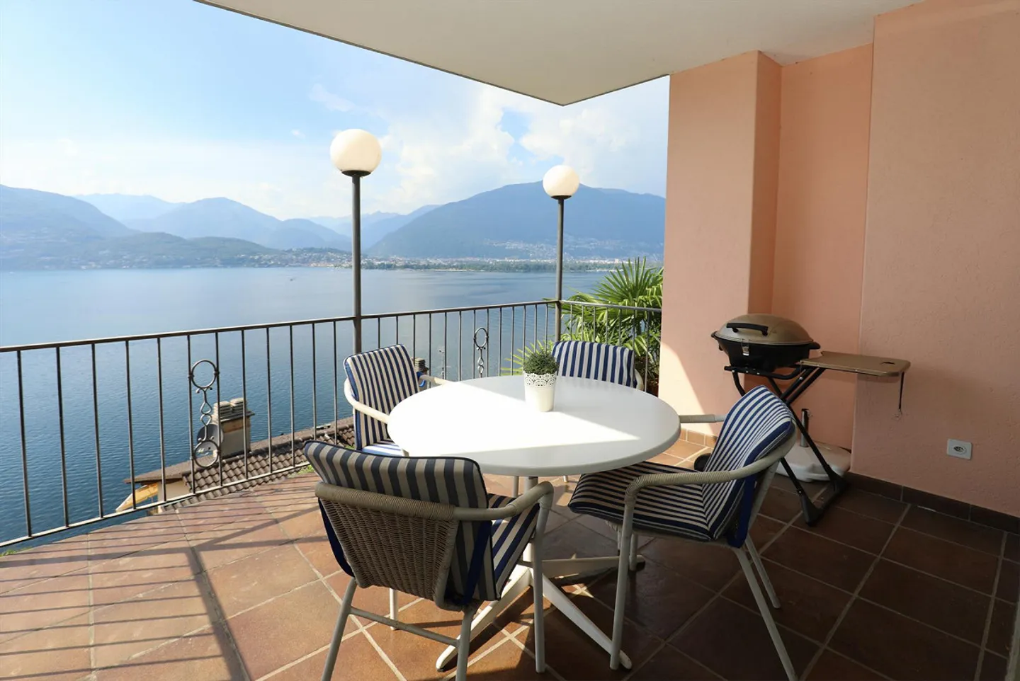 2-room condominium with magnificent views of Lake Maggiore - Photo 2 of 23