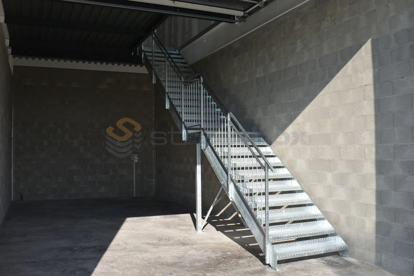 Street corner box of 100 m2 very well located! Box n°23 - Photo 2 of 4