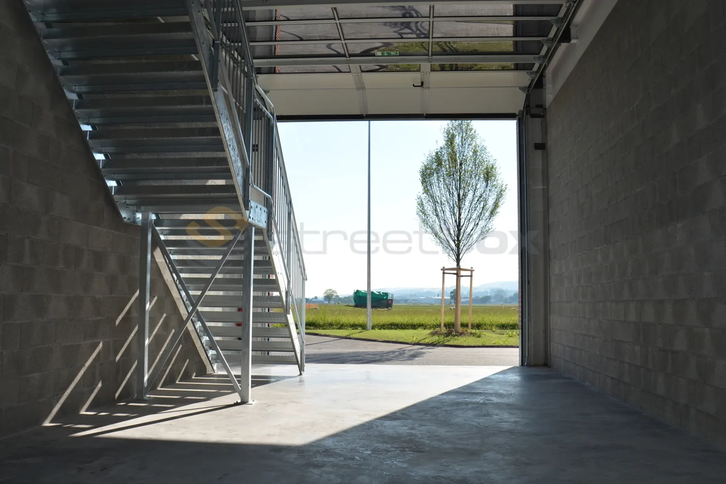 Street corner box of 100 m2 very well located! Box n°23 - Photo 3 of 4
