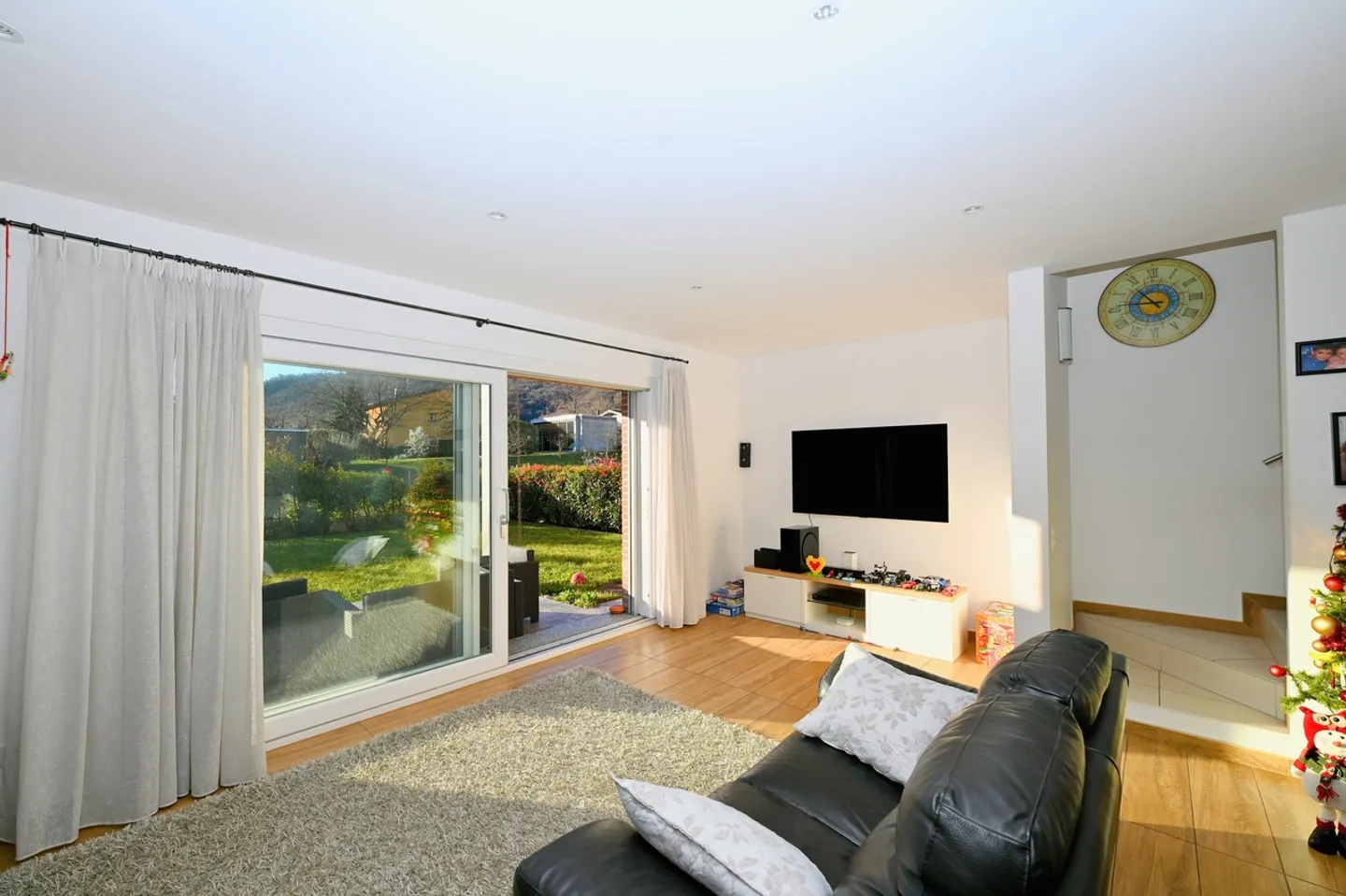 Moderne Einfamilienhaus mit Garten und Panoramablick - Foto 3 von 18