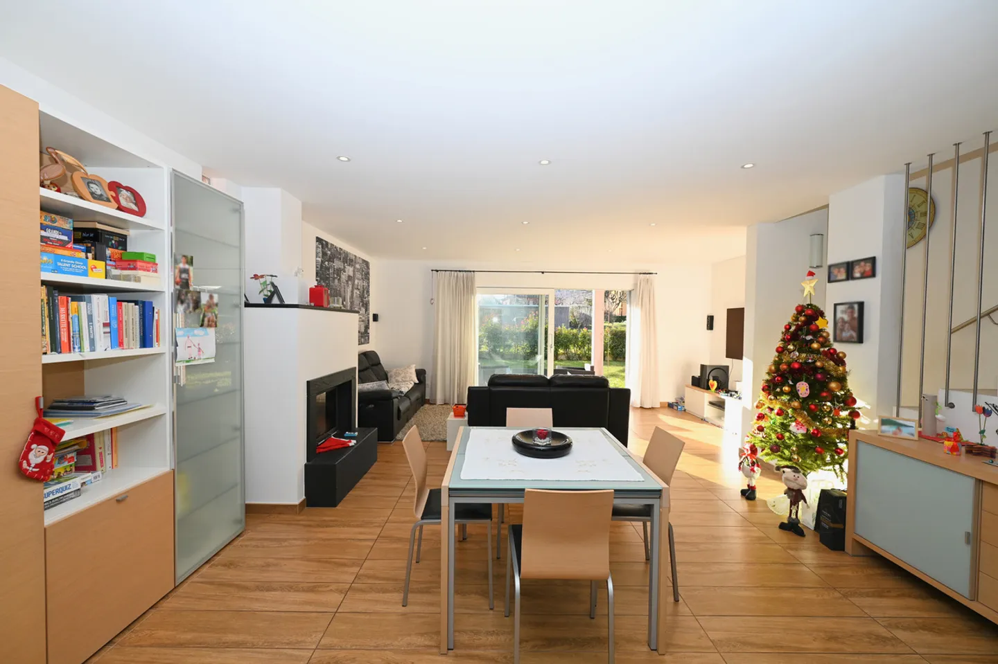 Moderne Einfamilienhaus mit Garten und Panoramablick - Foto 4 von 18