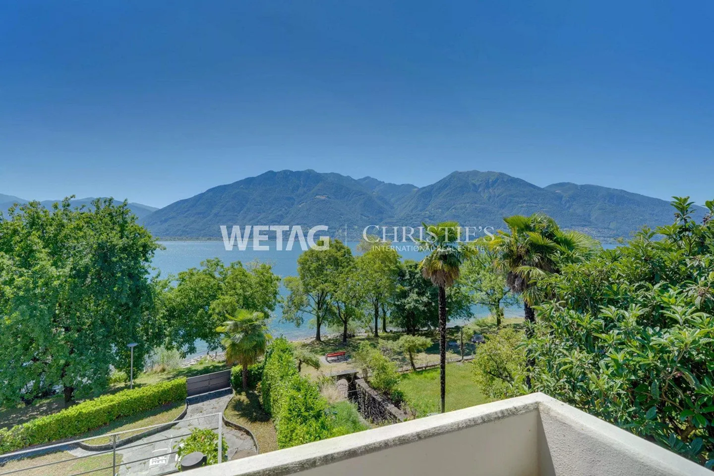 Elegant villa with garden in exclusive location directly on the lakeside promenade - Photo 1 of 13