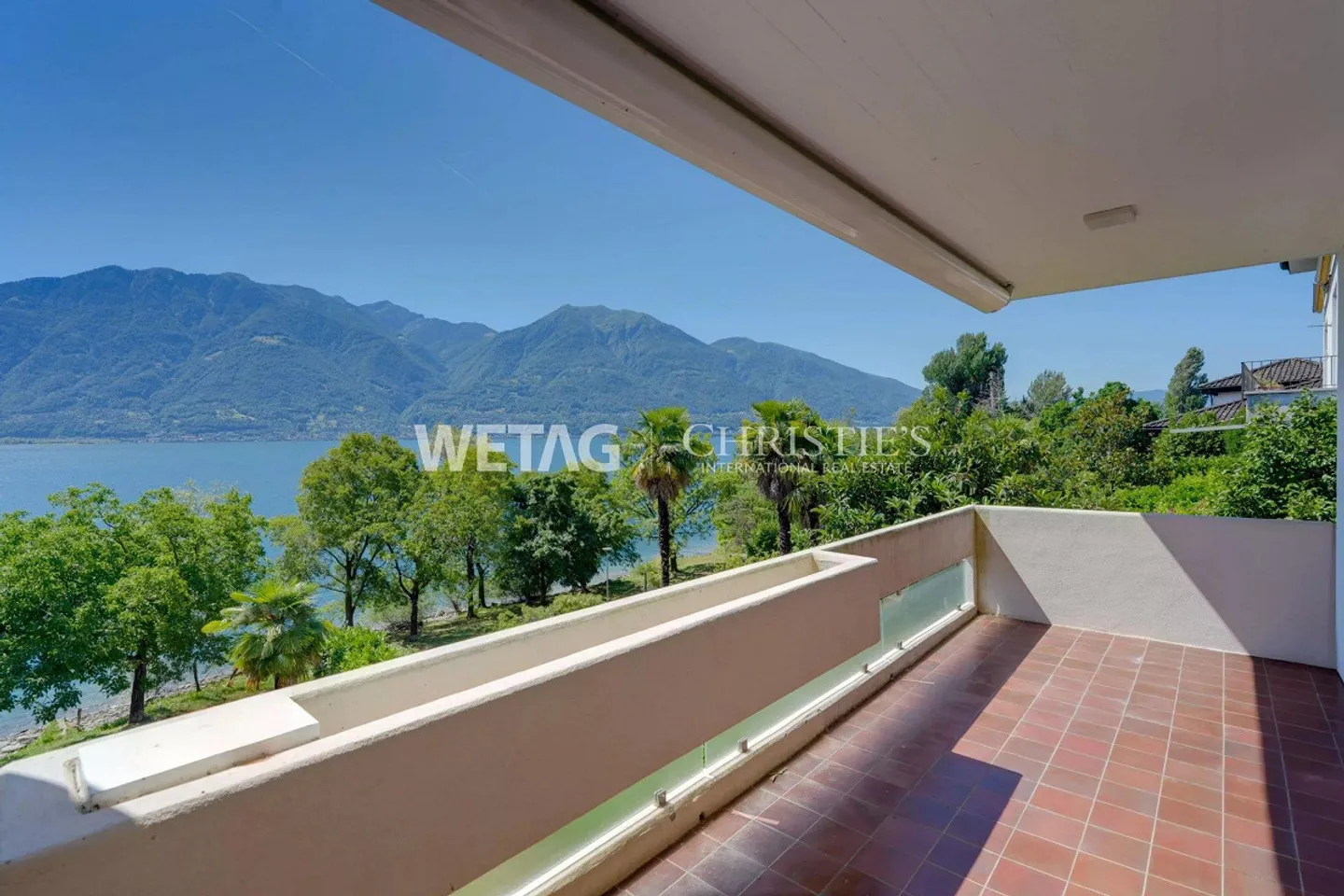 Elegant villa with garden in exclusive location directly on the lakeside promenade - Photo 3 of 13