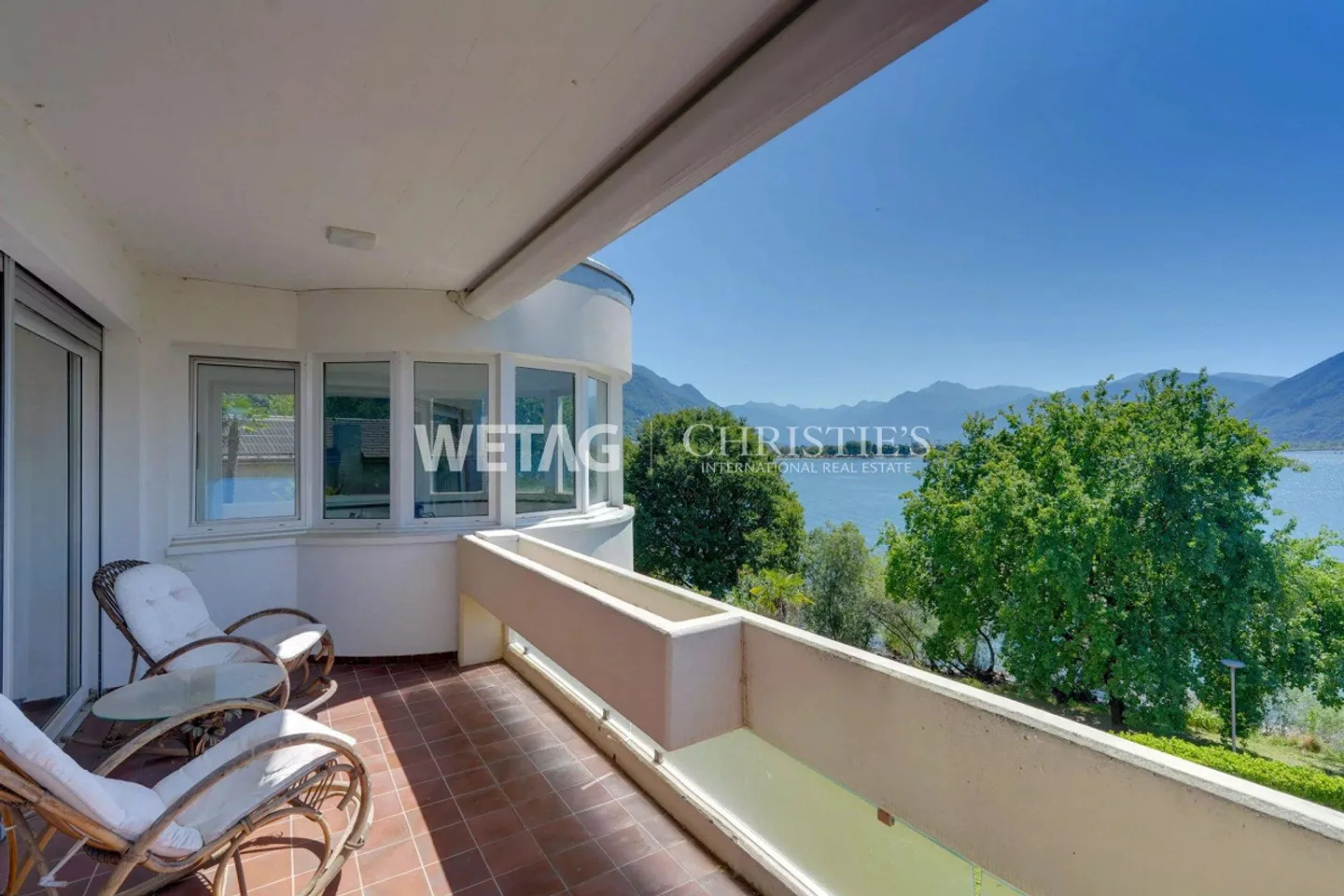 Elegant villa with garden in exclusive location directly on the lakeside promenade - Photo 9 of 13