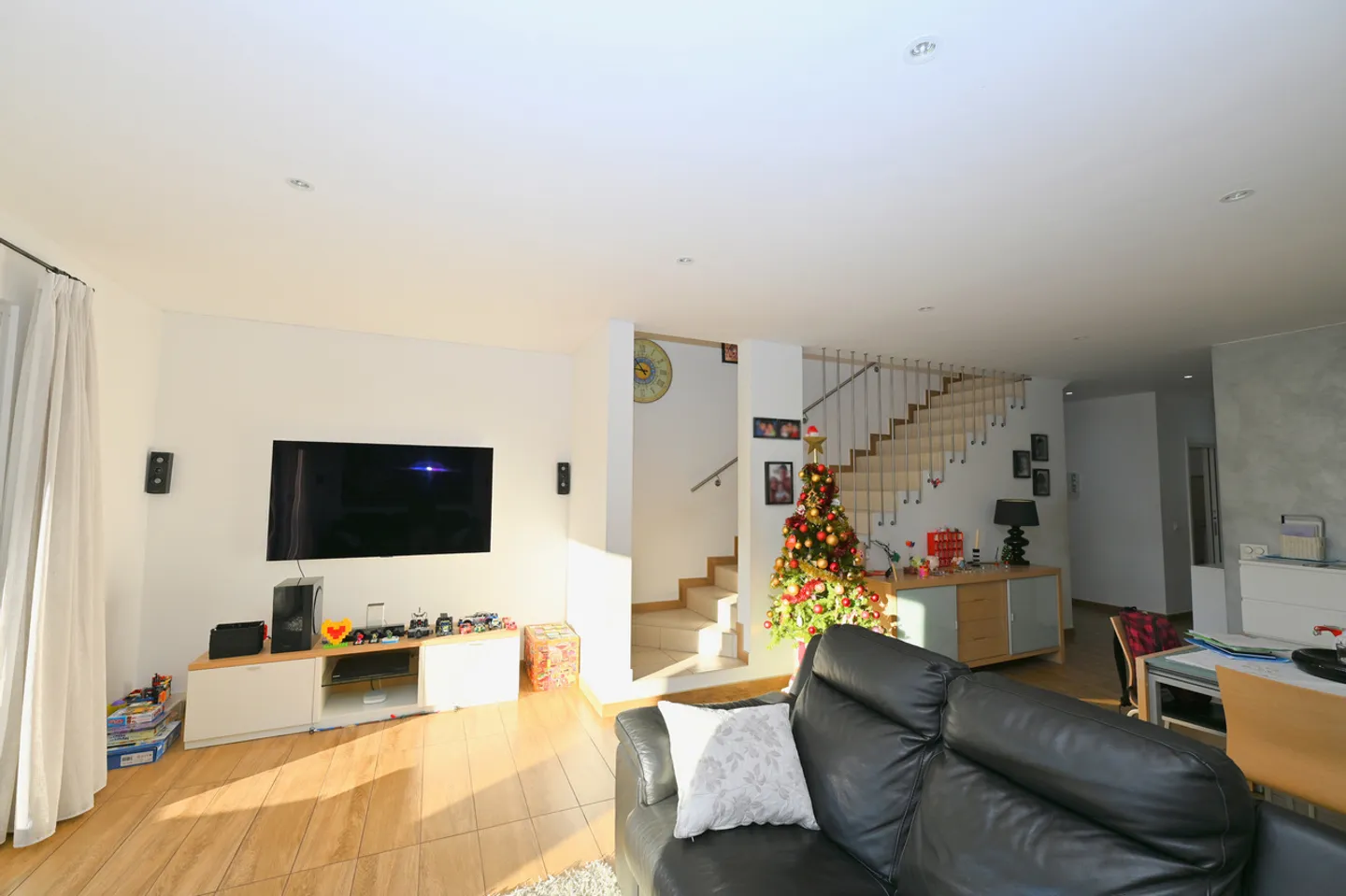 Moderne Einfamilienhaus mit Garten und Panoramablick - Foto 5 von 18