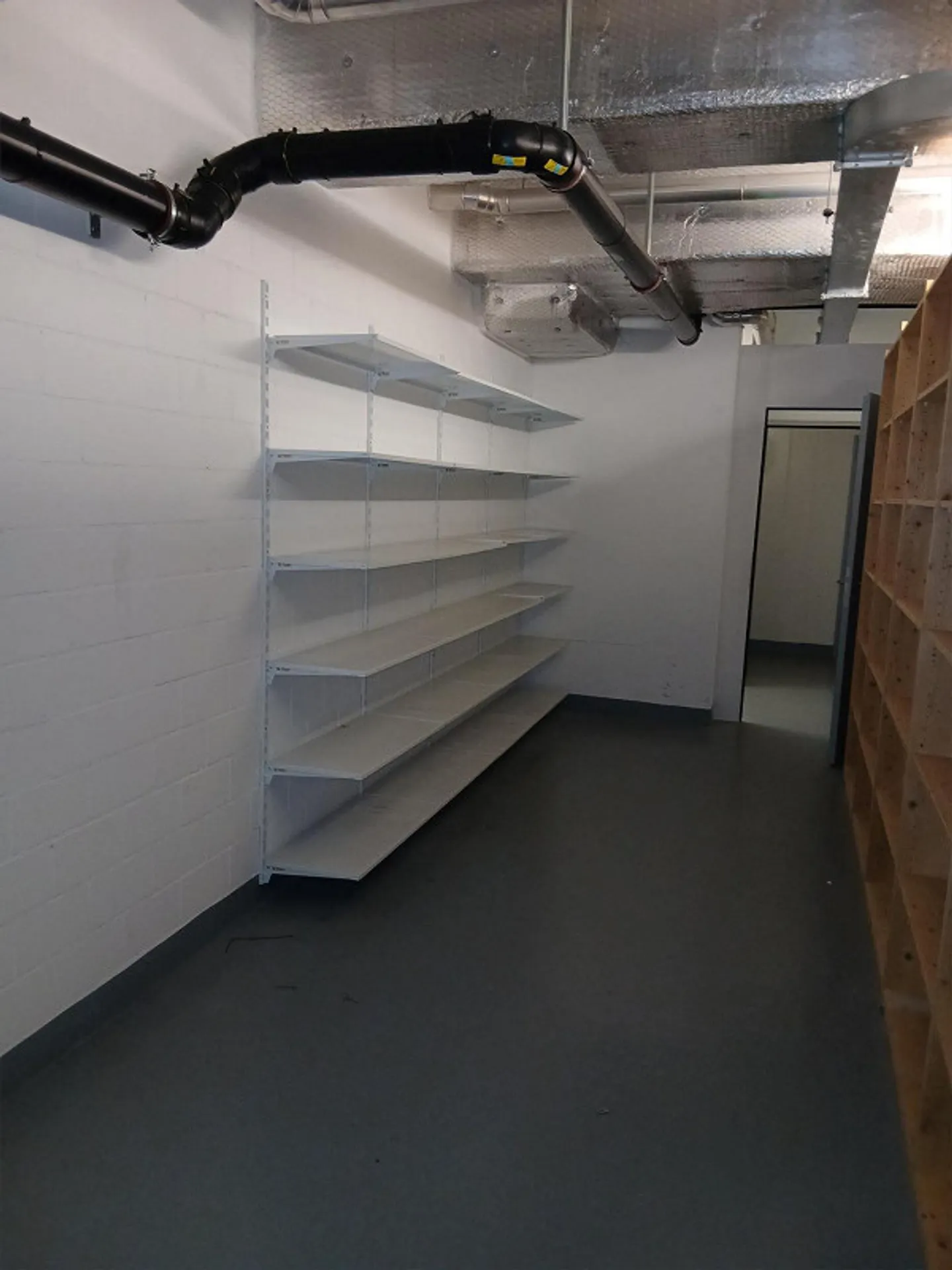 Storage room in the Huob development - Photo 4 of 5