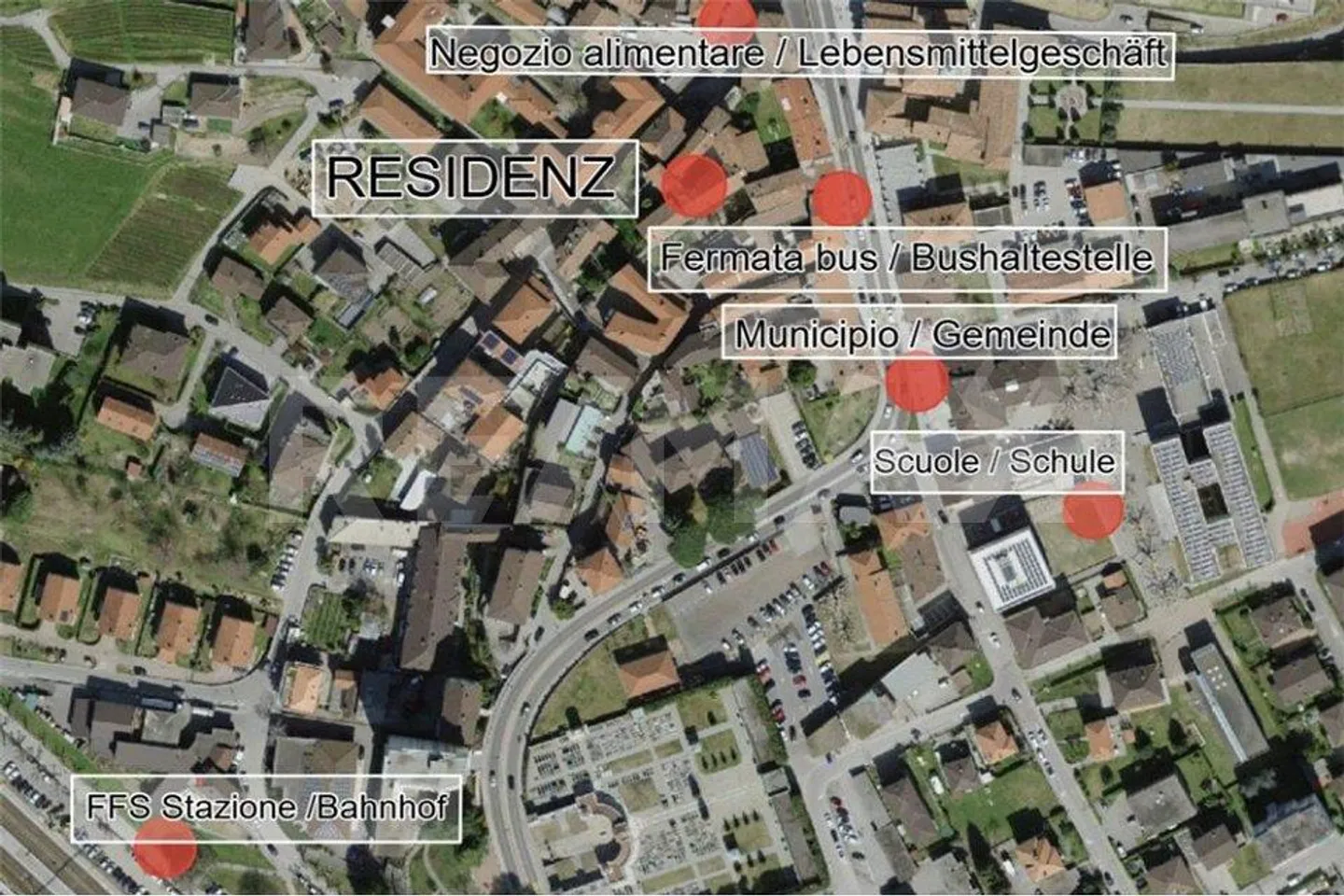 Proprietà di rendimento attraente: Casa plurifamiliare 10x residenziale, 1x commerciale + Cortile privato - Foto 2 di 10
